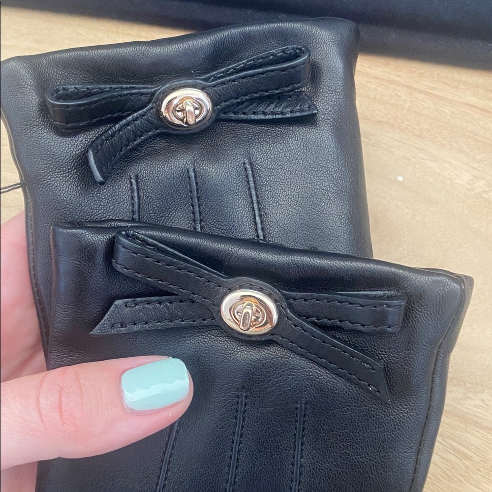 Beautiful EUC Coach Turnlock Bow Black Leather Wool Lined Driving Gloves 🖤🎁 - Picture 4 of 7